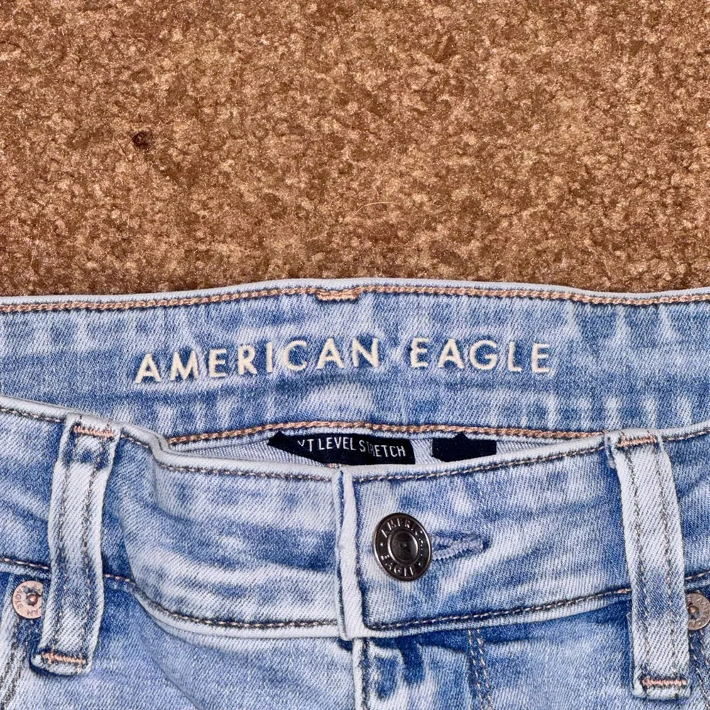 American Eagle Outfitters Light Wash Cropped Jeans - Picture 6 of 10
